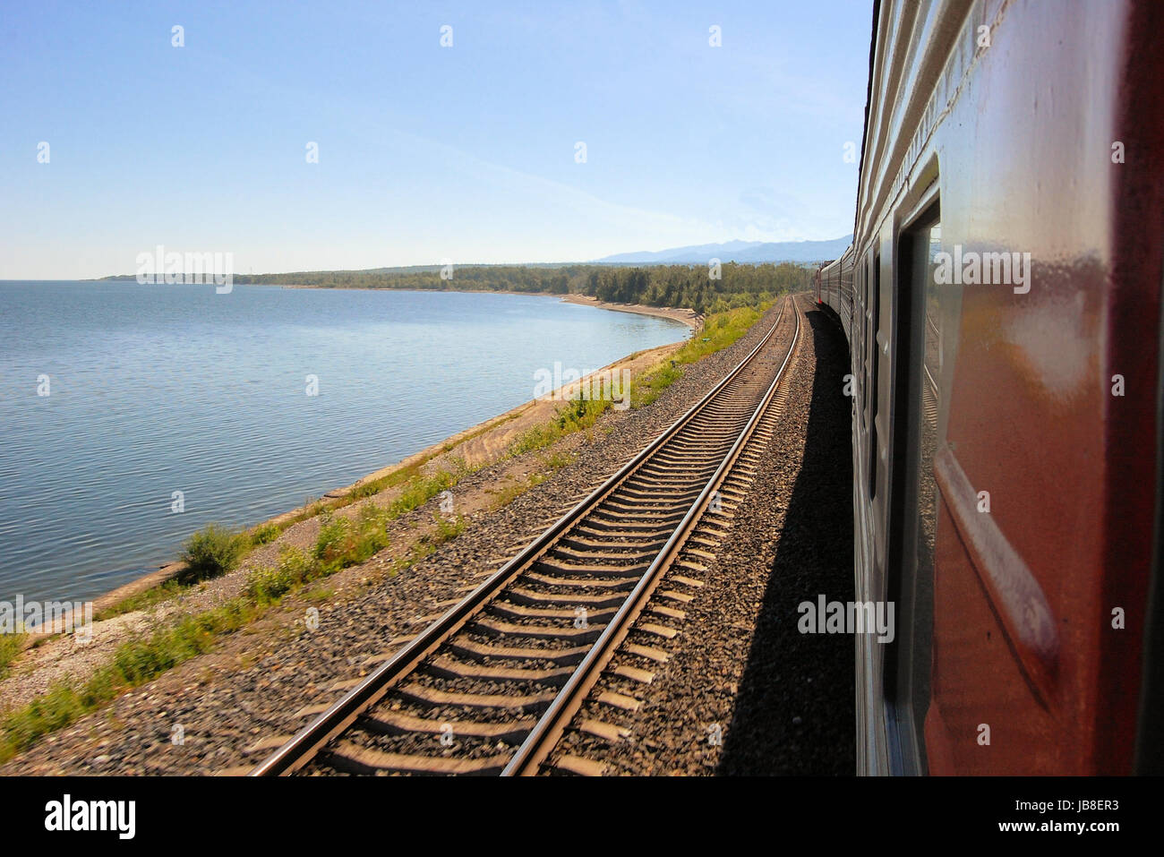 Ein Zug die Transsibirische Eisenbahn verläuft den Baikalsee in
