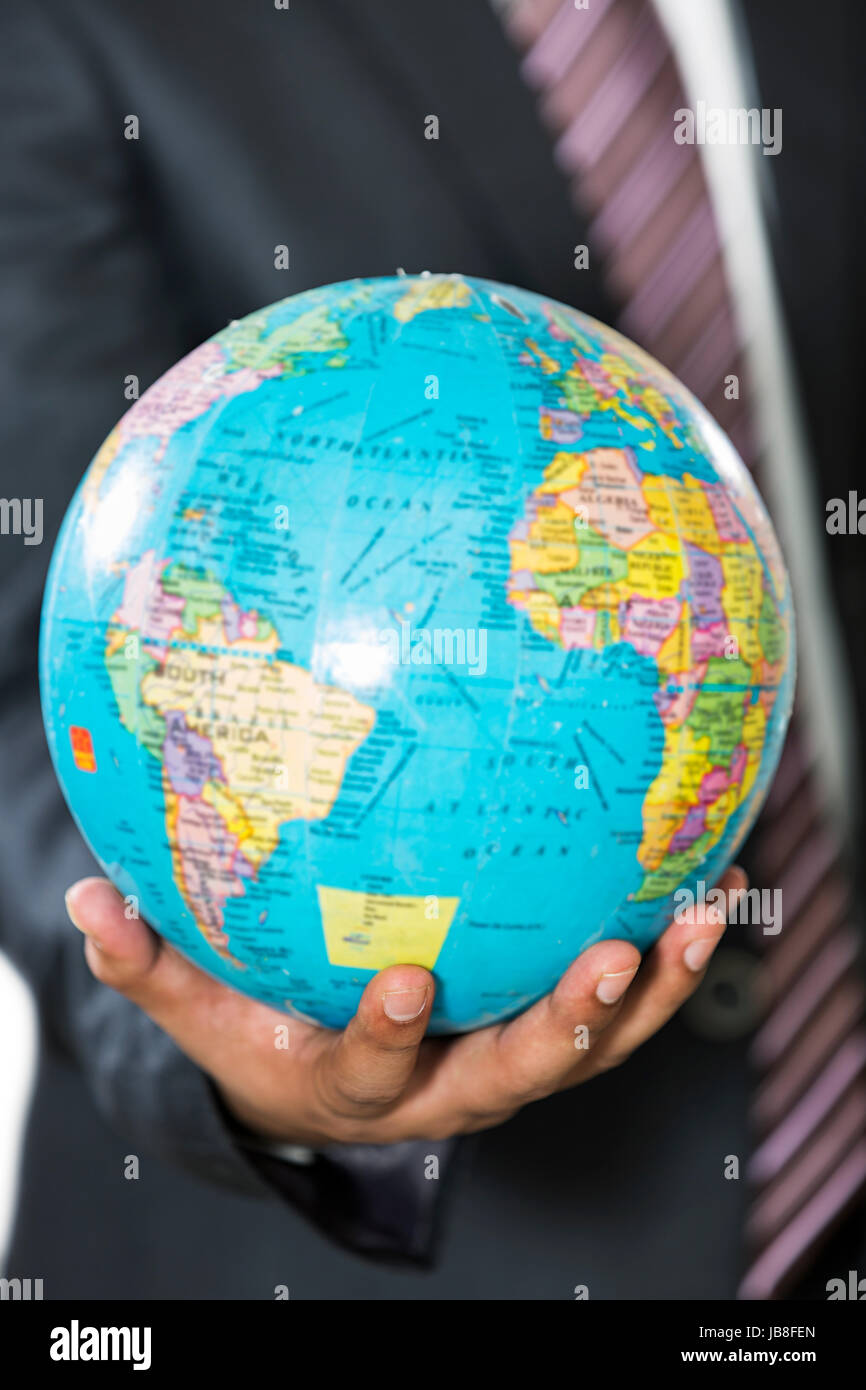 Ein Unternehmer Hand, die Weltkugel Land Karte Stockfoto
