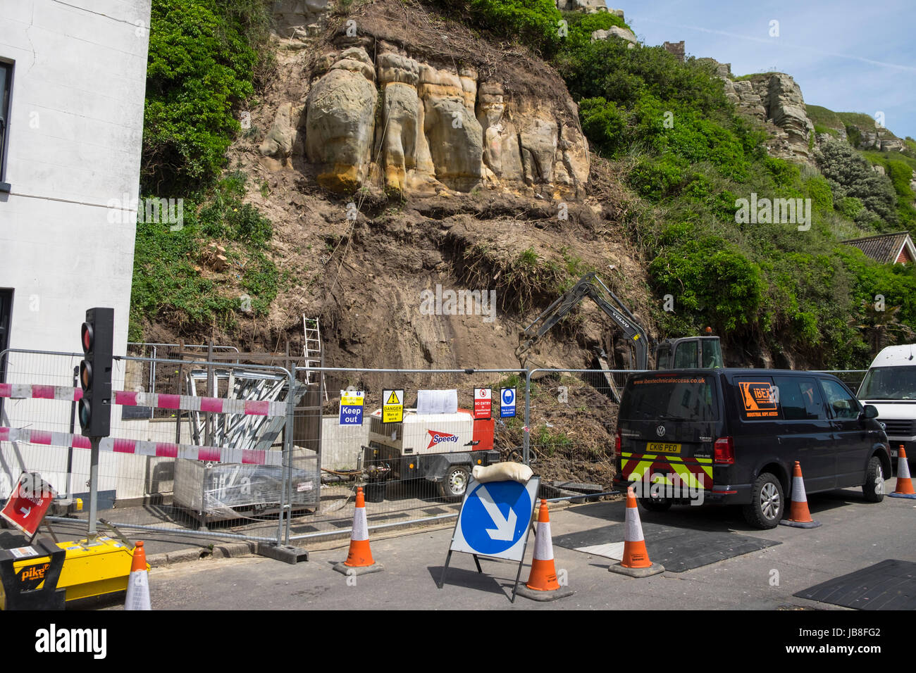 Erdrutschschäden, die von Digger, hastings, East sussex, UK behoben werden Stockfoto