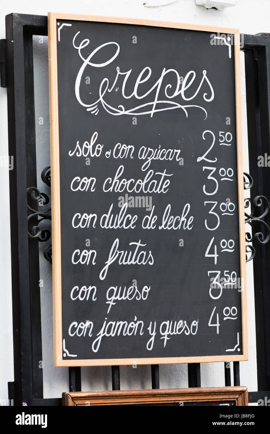 Nahaufnahme von der Tafel ein Restaurant in einer Küstenstadt in Spanien, mit einem generischen Menü mit Vorspeise, Hauptgang, dessert Stockfoto