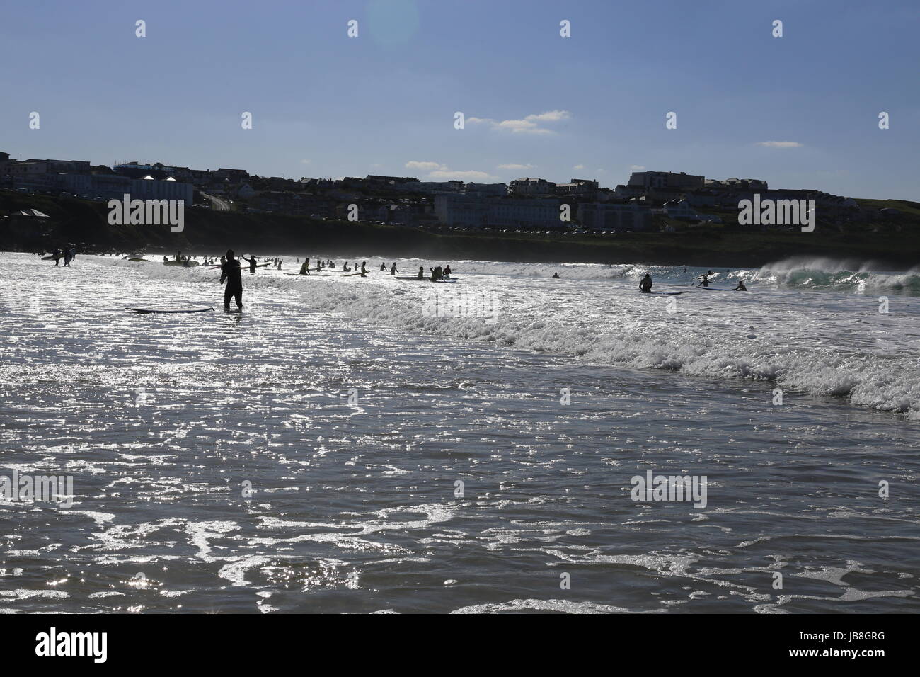 Ansicht der Schwimmer und Surfer Silhouetten auf Fistral Beach, Newquay in Cornwall an Sommertagen Stockfoto