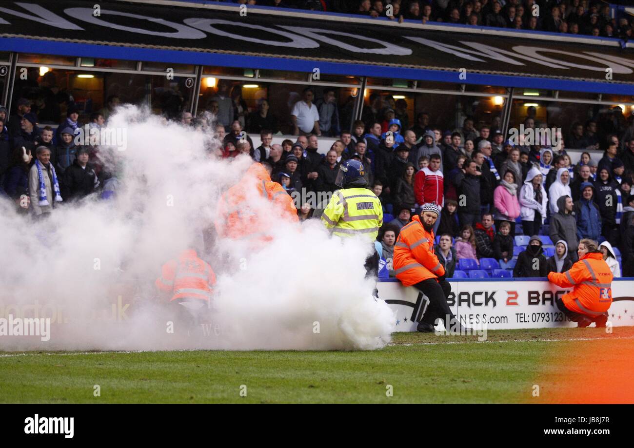 Fackel auf PITCH BIRMINGHAM CITY V ASTON VI BIRMINGHAM CITY V ASTON VILLA ST ANDREWS BIRMINGHAM ENGLAND 16. Januar 2011 geworfen Stockfoto