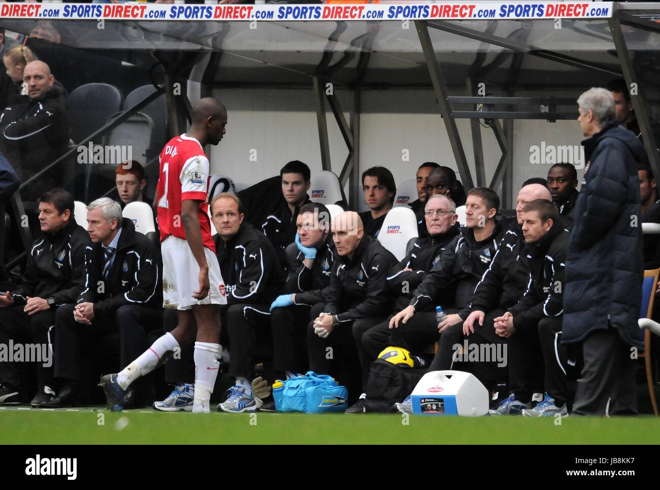 ABOU DIABY verlässt Feld nach NEWCASTLE V ARSENAL ST JAMES PARK NEWCASTLE ENGLAND 5. Februar 2011 Stockfoto