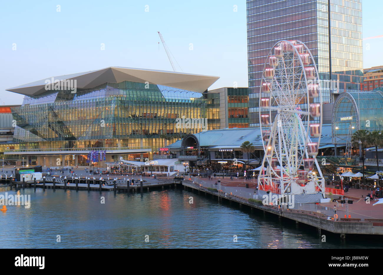 Menschen besuchen am Darling Harbour Hafen in Sydney Australia. Stockfoto