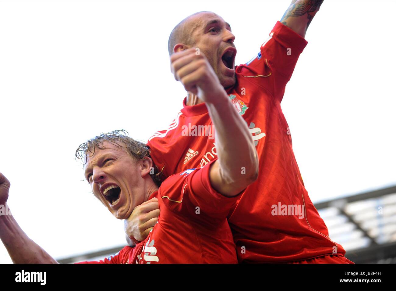 DIRK KUYT RAUL MEIRELES LIVERPOOL V MANCHESTER UNI LIVERPOOL V MANCHESTER UNITED Anfield Road LIVERPOOL ENGLAND 6. März 2011 Stockfoto