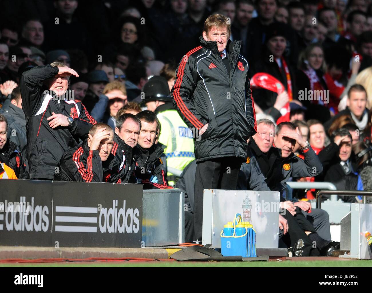 LEE CLARKE DALGLISH FERGUSON LIVERPOOL V manche LIVERPOOL V MANCHESTER UNITED Anfield Road LIVERPOOL ENGLAND 6. März 2011 Stockfoto