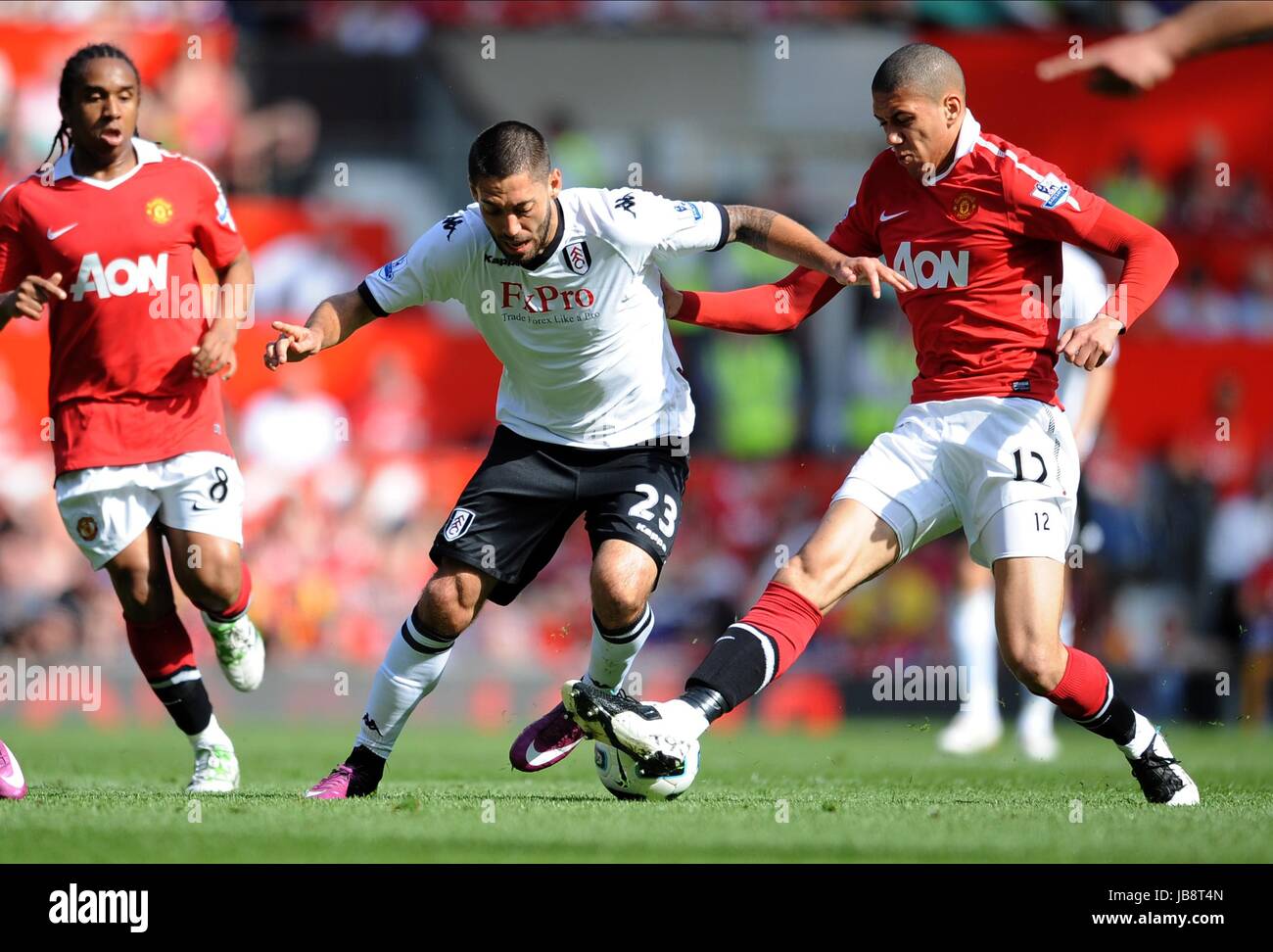 ANDERSON CLINT DEMPSEY CHRIS MANCHESTER UTD V FULHAM OLD TRAFFORD MANCHESTER ENGLAND 9. April 2011 Stockfoto