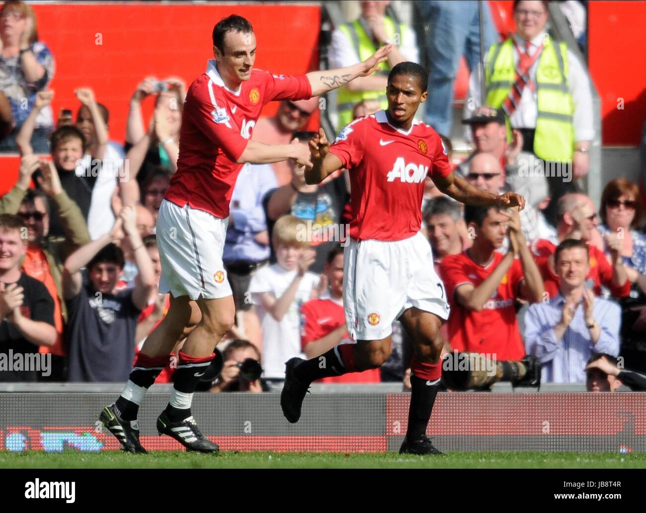 DIMITAR BERBATOV & ANTONIO VAL MANCHESTER UTD V FULHAM OLD TRAFFORD MANCHESTER ENGLAND 9. April 2011 Stockfoto