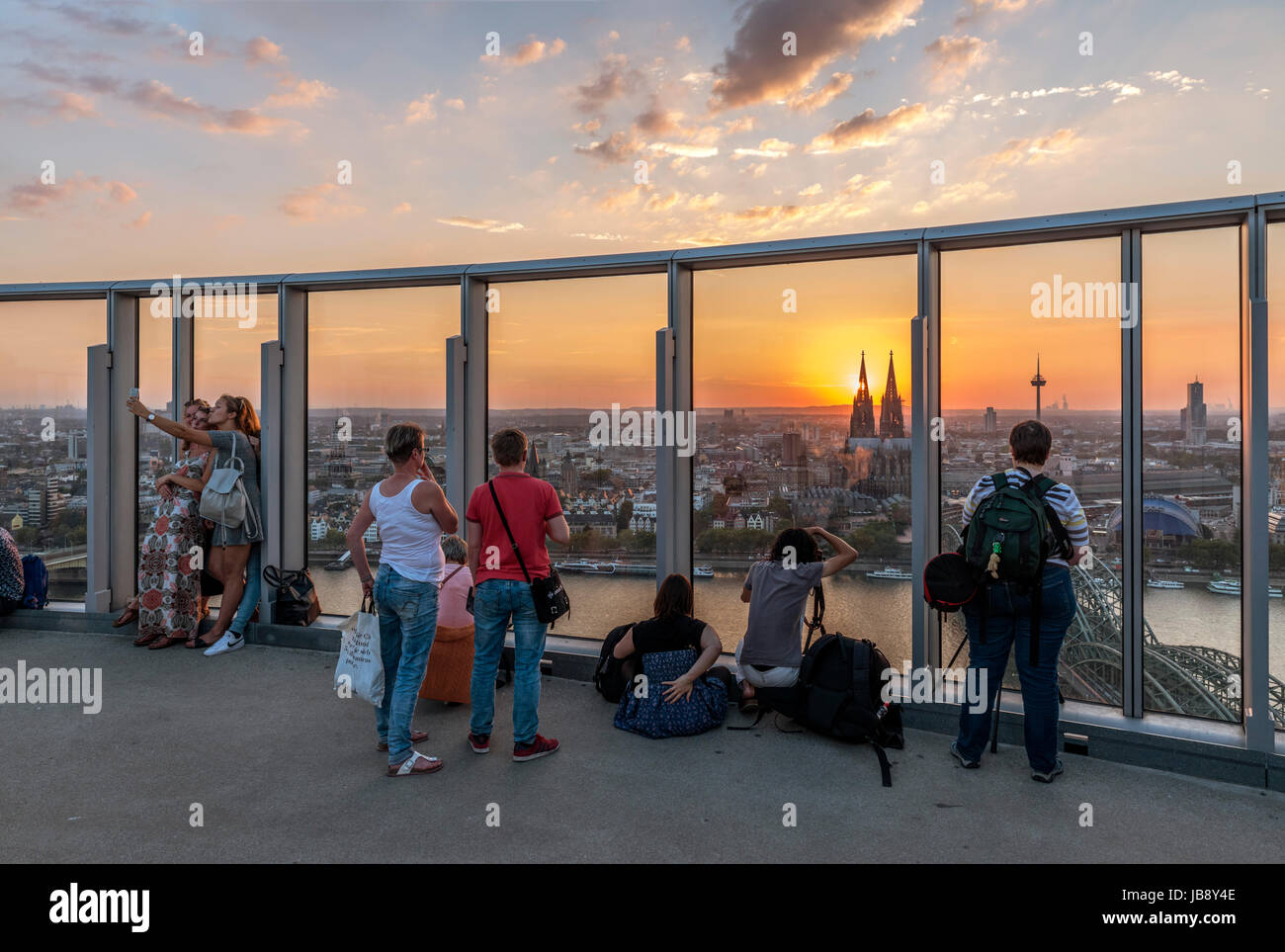 Touristen, die gerade die Sonne über Kölner Dom (Kölner Dom) von der Spitze des KölnTriangle, Köln Stockfoto