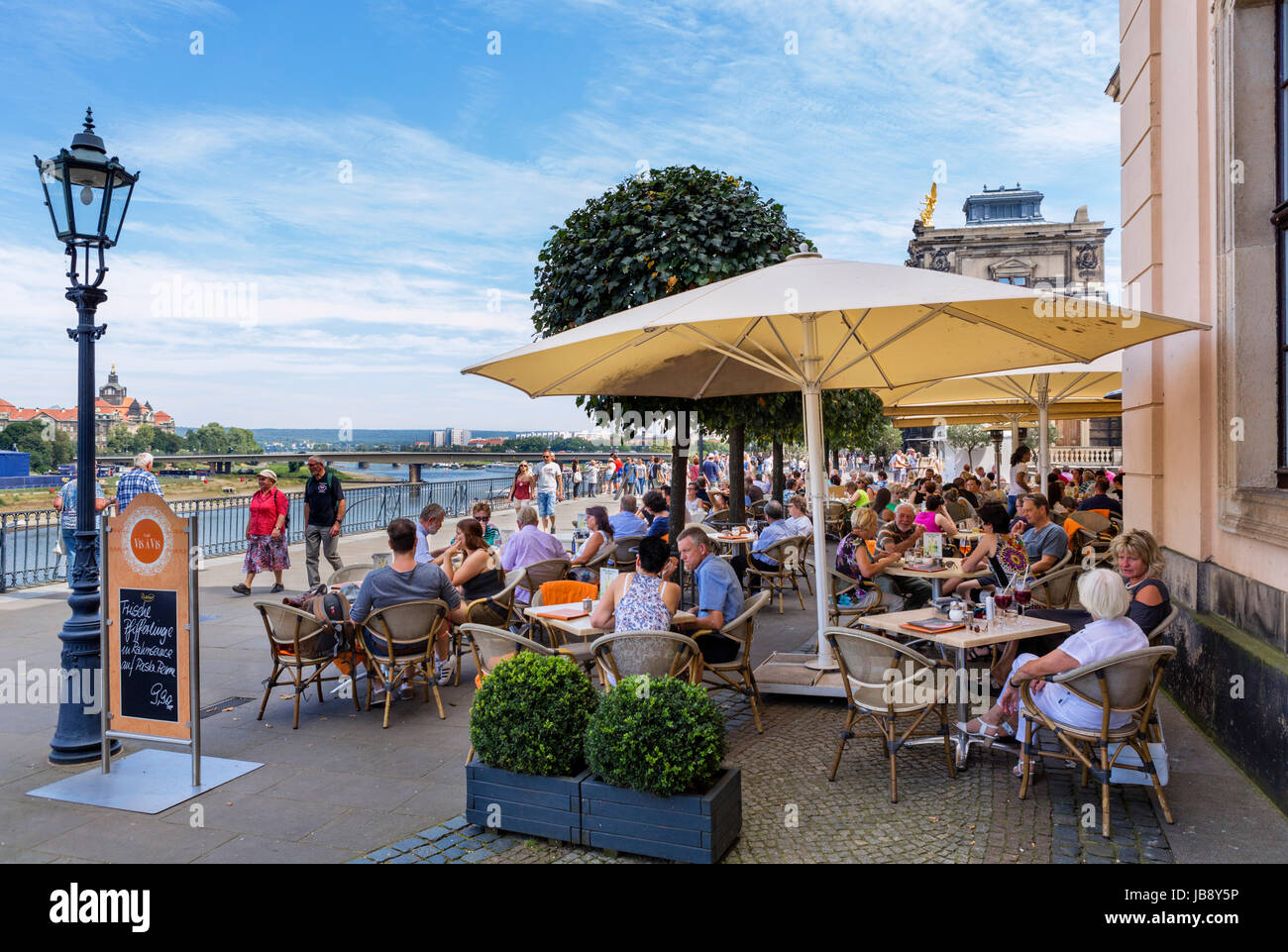 Cafe auf der Brühlsche Terrasse mit Blick auf den Fluss Elbe, Dresden, Sachsen, Deutschland Stockfoto