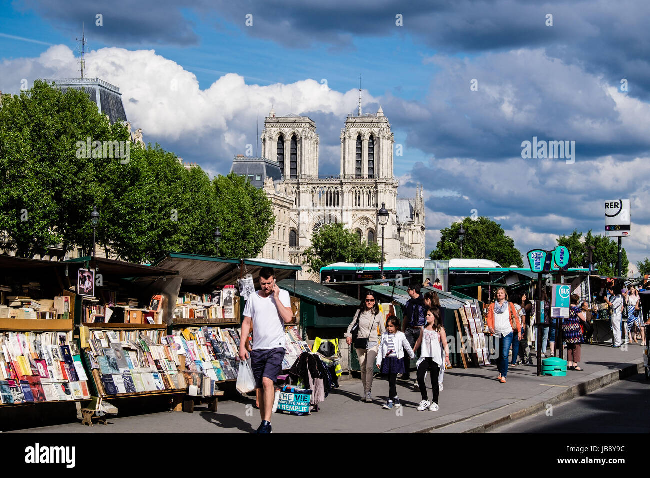 Kathedrale Notre-Dame-Paris und Buchmarkt Stockfoto