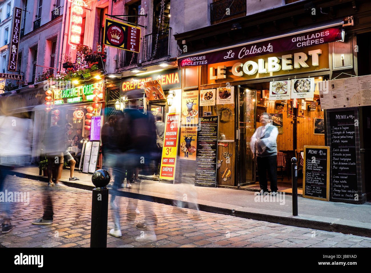 Bars und Cafés in der Nacht in Saint-Germain-des-Prés, Rive Gauche, Paris, Frankreich Stockfoto
