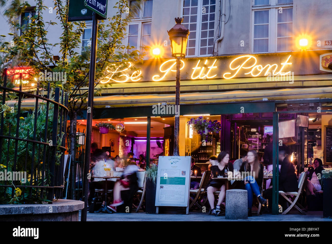 Bars und Cafés in der Nacht in Saint-Germain-des-Prés, Rive Gauche, Paris, Frankreich Stockfoto