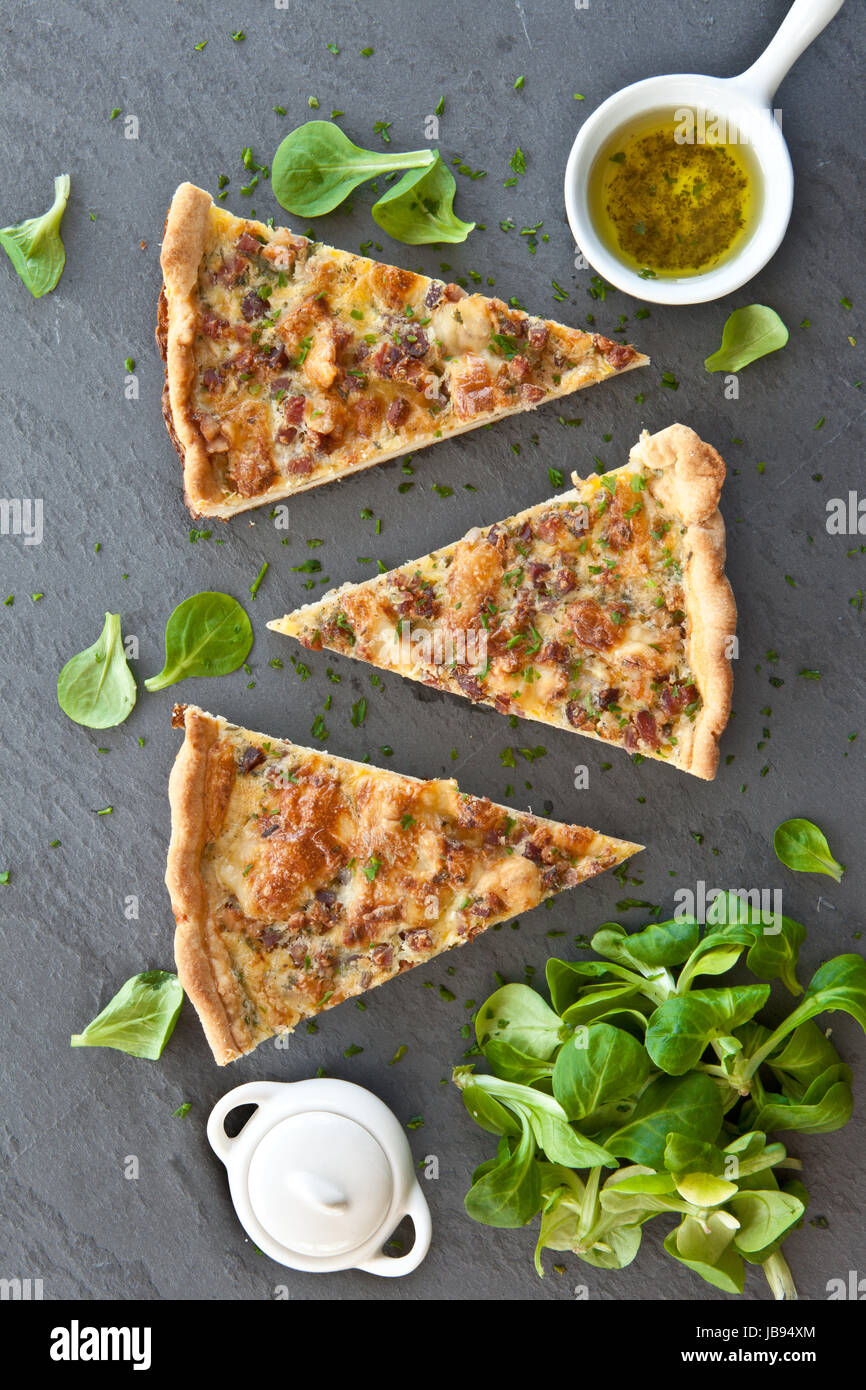 Rustikale Schieferplatte Mit Quiche Lorraine Und Feldsalat Stockfoto