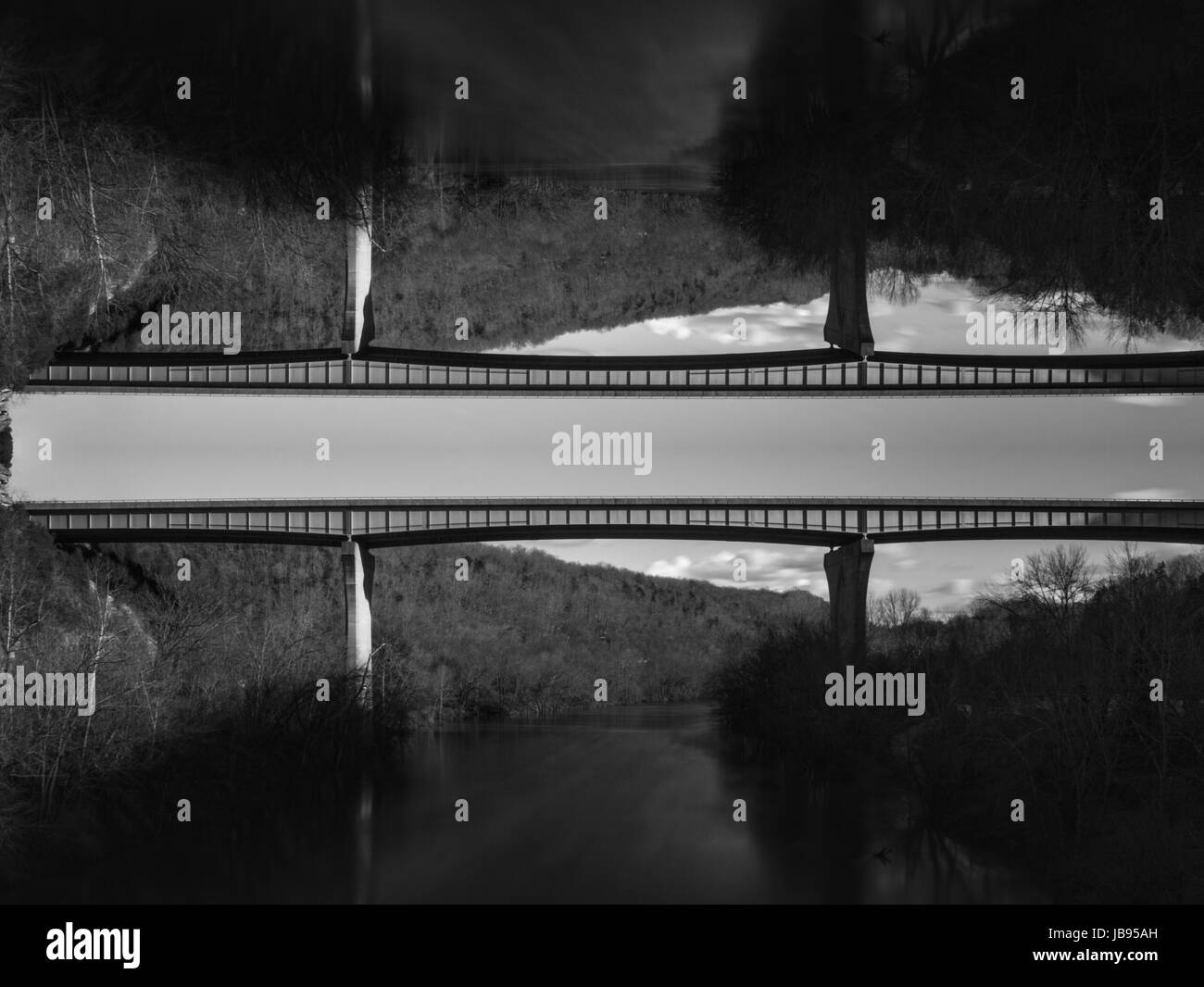 gespiegelte Brücke Stockfoto