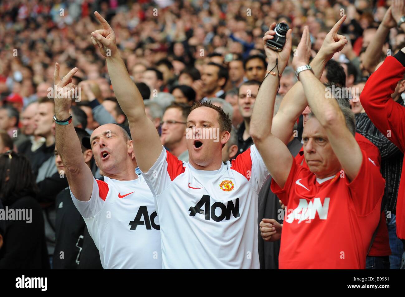 MANCHESTER UNITED FANS MANCHESTER CITY V MANCHESTER WEMBLEY Stadion LONDON ENGLAND 16. April 2011 Stockfoto