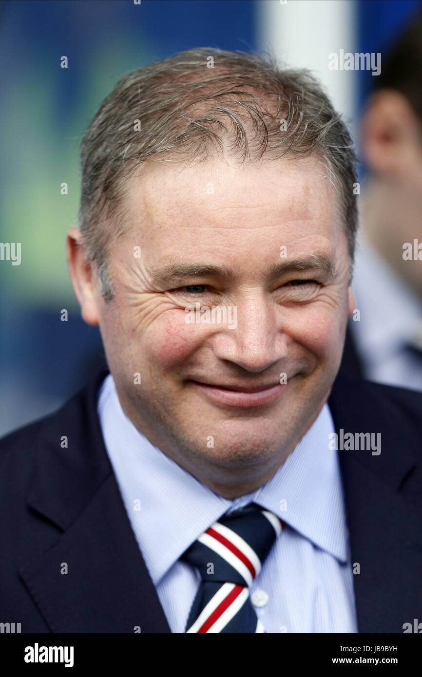 ALLY MCCOIST verwaltet 1. SPL RANGERS V Herzen FC RANGERS V Herzen FC IBROX GLASGOW Schottland 23. Juli 2011 Stockfoto ALLY MCCOIST verwaltet 1. SPL RANGERS V Herzen FC RANGERS V Herzen FC IBROX GLASGOW Schottland 23. Juli 2011 Stockfoto