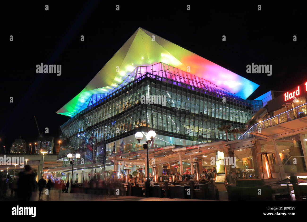 Menschen besuchen zeitgenössischen Architektur des ICC Kongresszentrums in Darling Harbour Sydney Australia. Stockfoto
