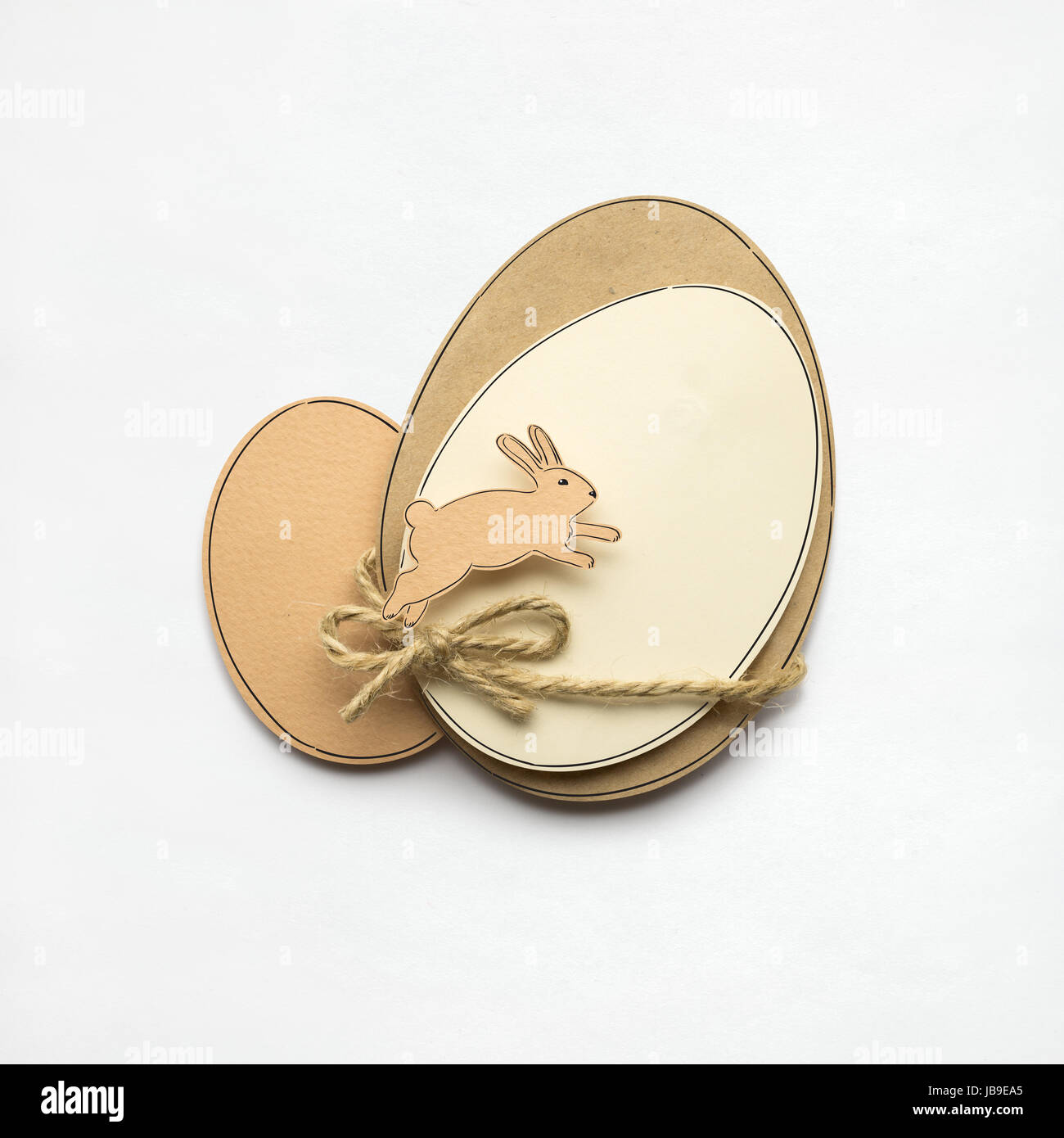 Kreative Ostern Konzept Foto eines Kaninchens mit Eiern hergestellt aus Papier auf weißem Hintergrund. Stockfoto