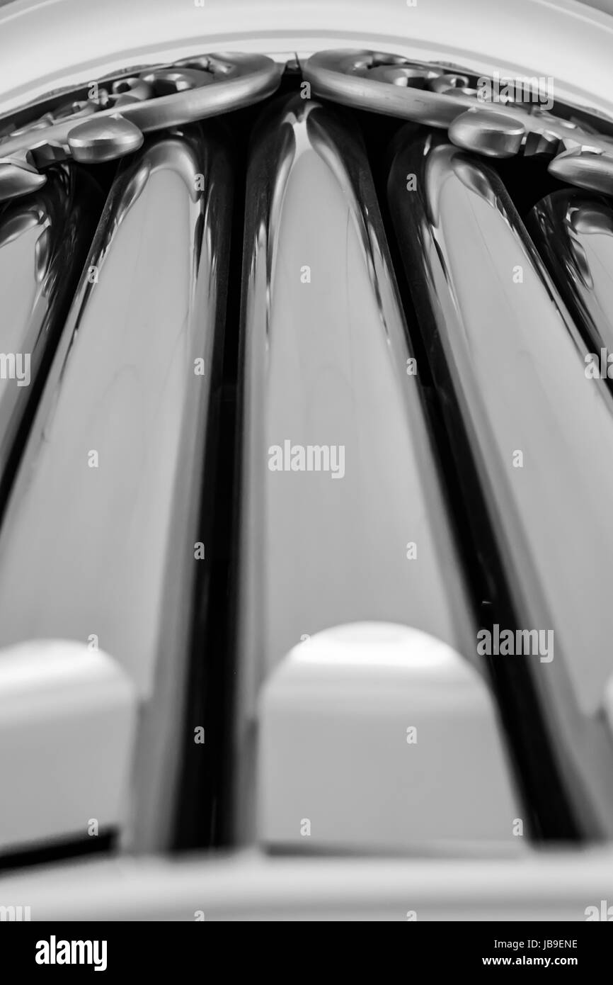 Kirche-Orgelpfeifen als Hintergrund, schwarz / weiß Stockfoto