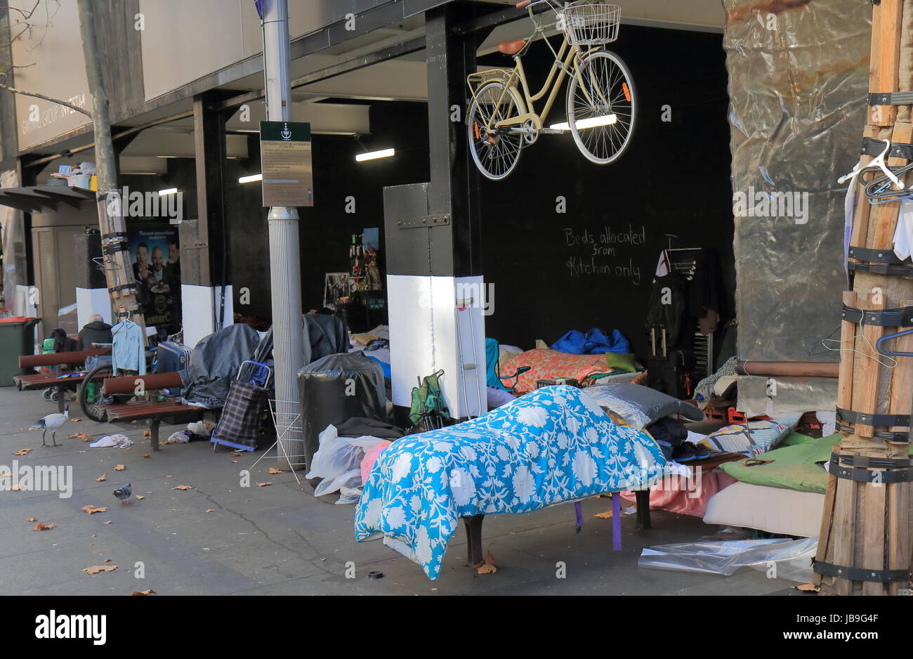 Richten Sie ihre Betten am Martin Place in der Innenstadt von Sydney Australia Obdachlose. Stockfoto