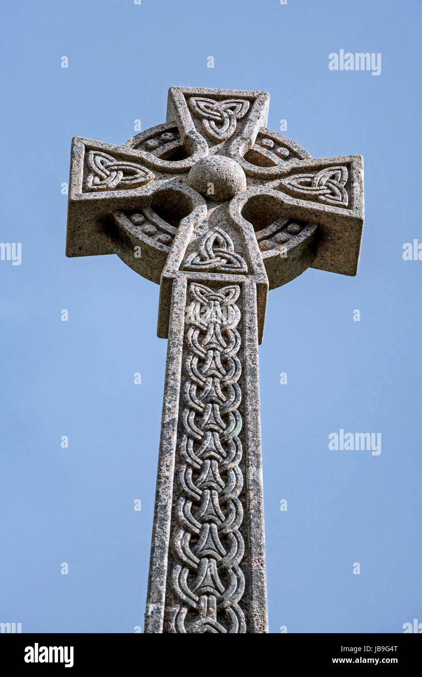 Denkmal mit keltischem Kreuz zum Gedenken an das Massaker an den Clan MacDonald of Glencoe 1692, Glen Coe, Lochaber, Schottisches Hochland, Schottland, UK Stockfoto