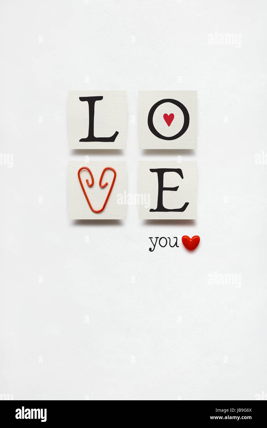 Kreative Valentines Konzept Foto Liebe Zeichen mit einem Clip auf weißem Hintergrund. Stockfoto