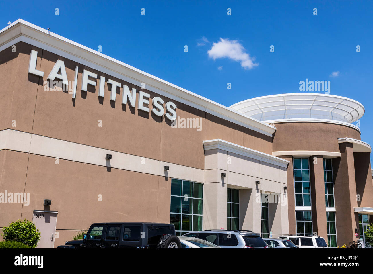 Indianapolis - ca. Juni 2017: LA Fitness Health Club-Standort. LA Fitness Standorte enthält, Gewichten, Pools und einen Saft bar II Stockfoto
