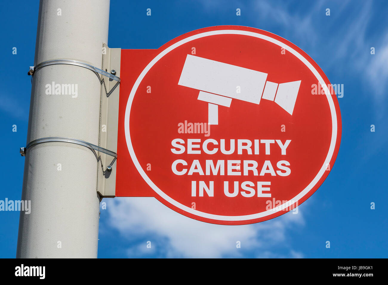 Roten Überwachungskamera im Einsatz Schild an grauen Post und vor allem sonnigen Hintergrund V Stockfoto