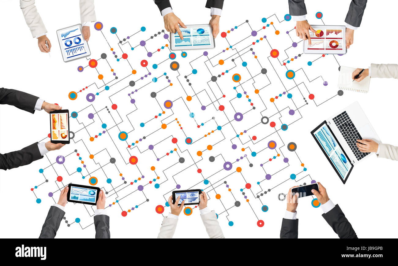 Draufsicht der Geschäftsleute am Tisch sitzen und mit gadgets Stockfoto