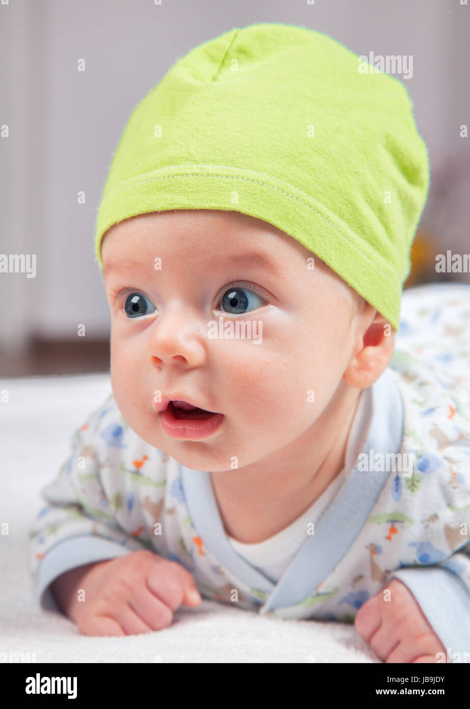 Porträt von 2 Monate Baby Boy Bauch Zeit zu Hause zu tun. Stockfoto