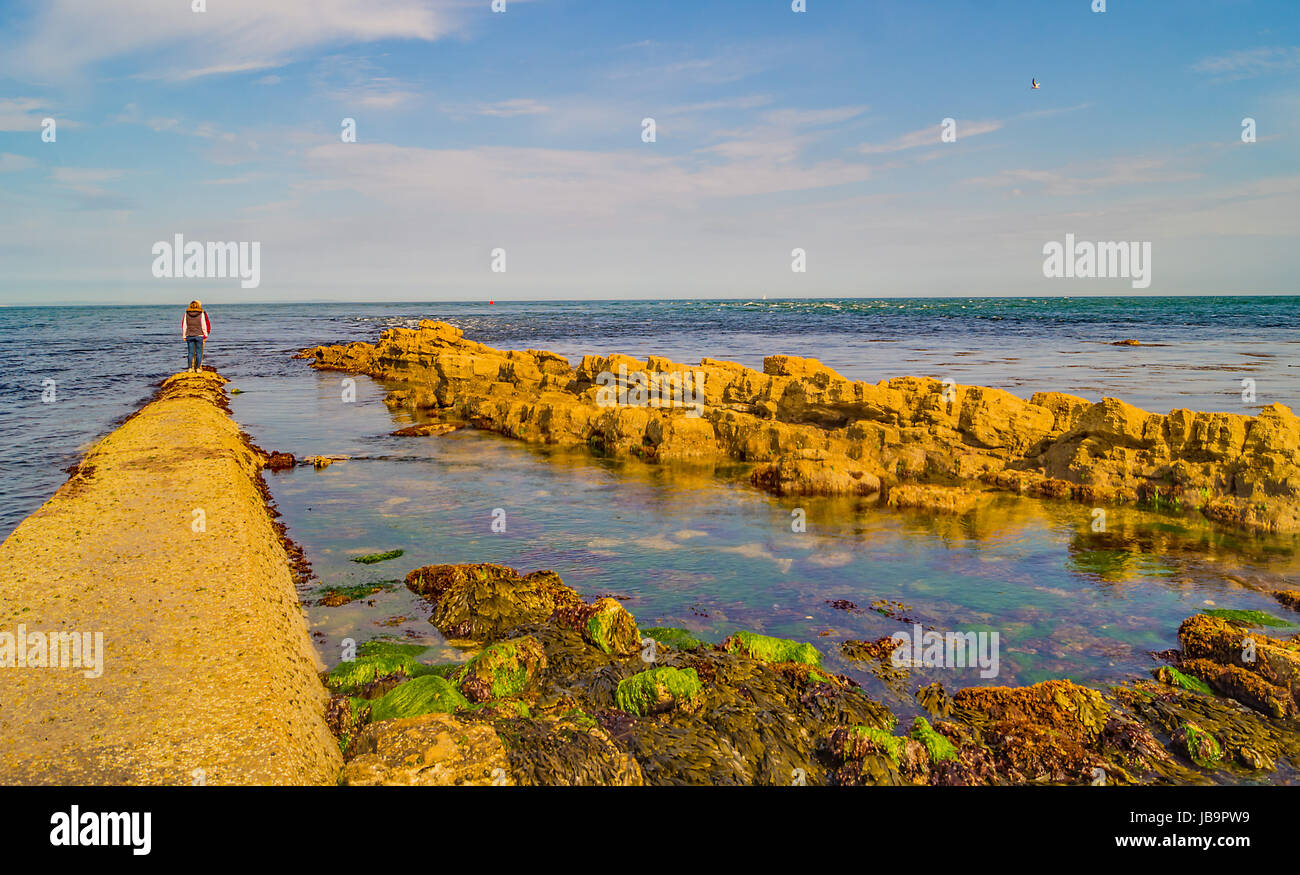 Wohin gehen wir von hier. ein Paar am Ende der schmalen Gehweg auf See starrte Swanage, Dorset, englischen Küste. Stockfoto