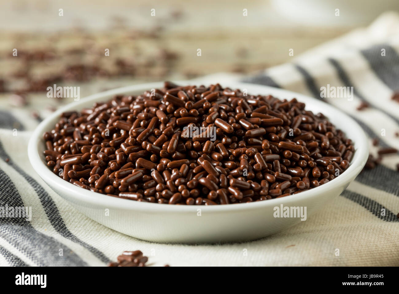 Süßen zuckerhaltigen Schokolade Streusel in eine Schüssel geben Stockfoto