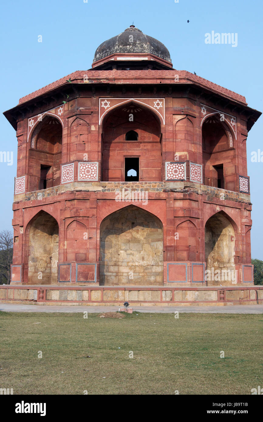 Islamischen Stil achteckige Gebäude in der historischen Festung Purana Qila in Neu-Delhi, Indien (Sher Mandal). Ca. 16. Jahrhundert n. Chr. gebaut. Stockfoto