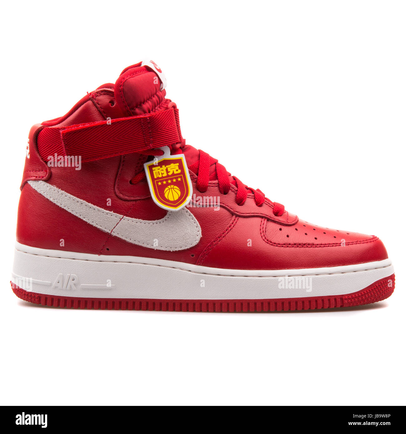 Nike Air Force 1 Hallo Retro QS Gym rot und Gipfel WeiBware exklusive Retro Basketballschuhe fur Herren 743546 600 Stockfotografie Alamy