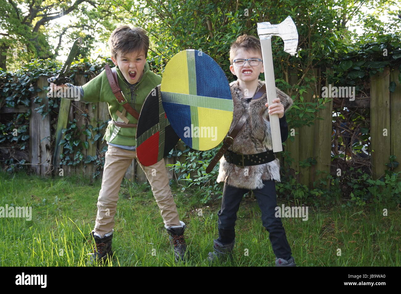 Zwei jungen für ihre Schule Viking Tag als Wikinger verkleidet. Stockfoto