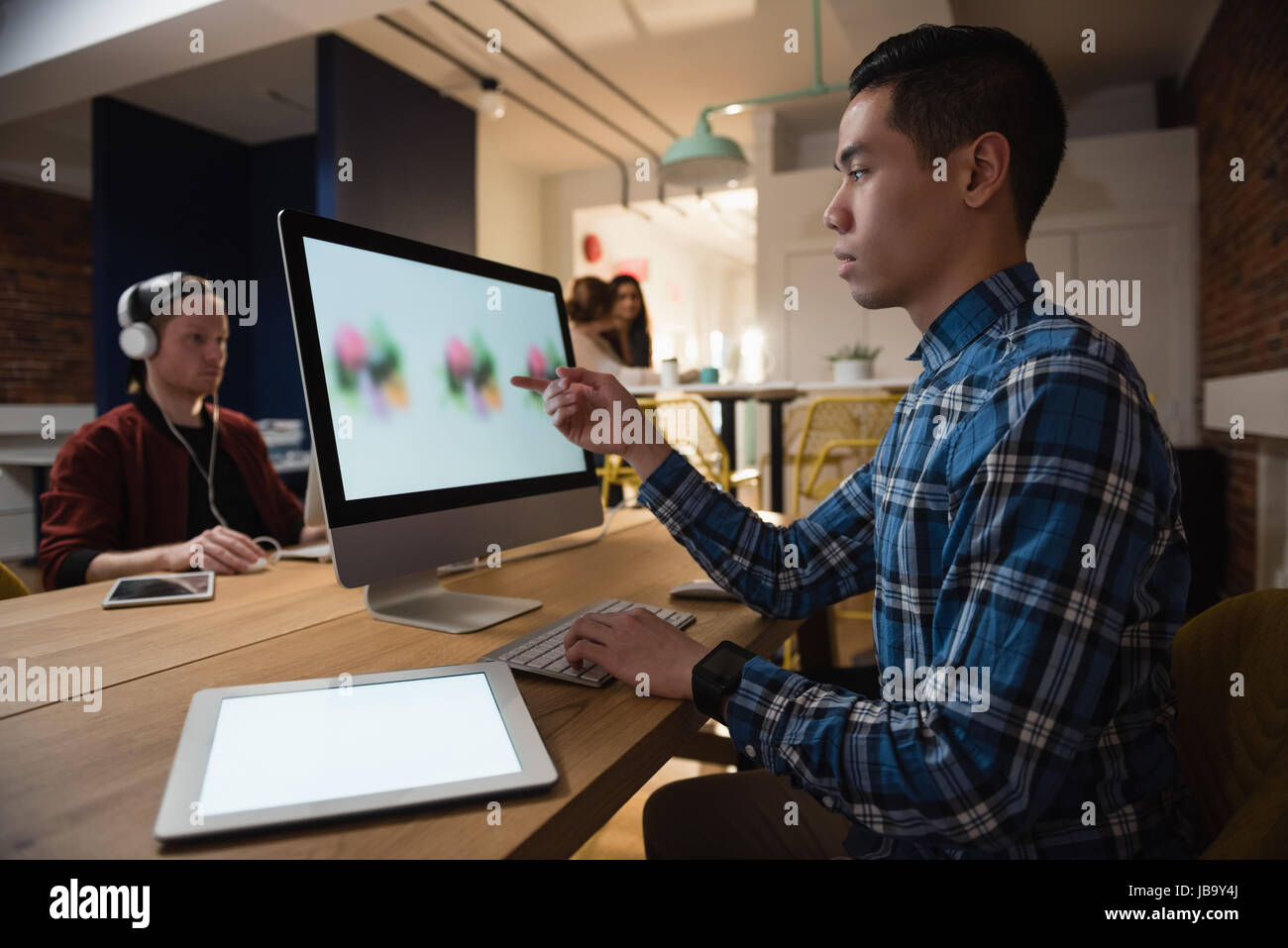 Aufmerksame Exekutive arbeiten am Computer im Büro Stockfoto