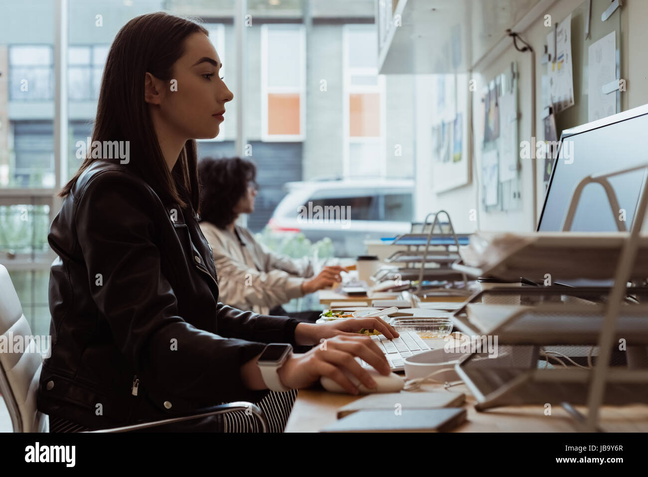 Weibliche Führungskraft auf Computer am Schreibtisch im Büro arbeiten Stockfoto