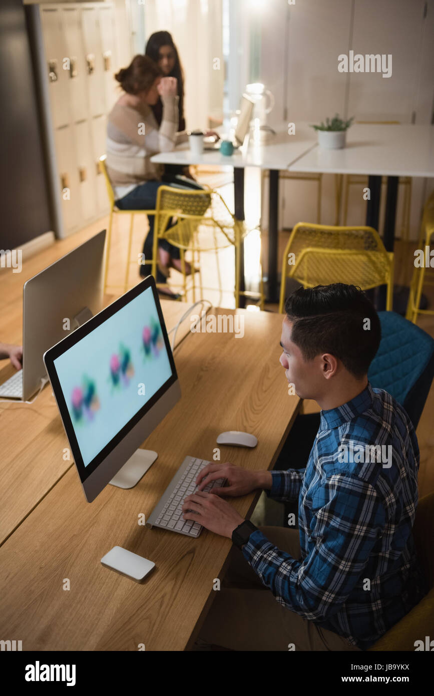 Aufmerksame Exekutive arbeiten am Computer im Büro Stockfoto