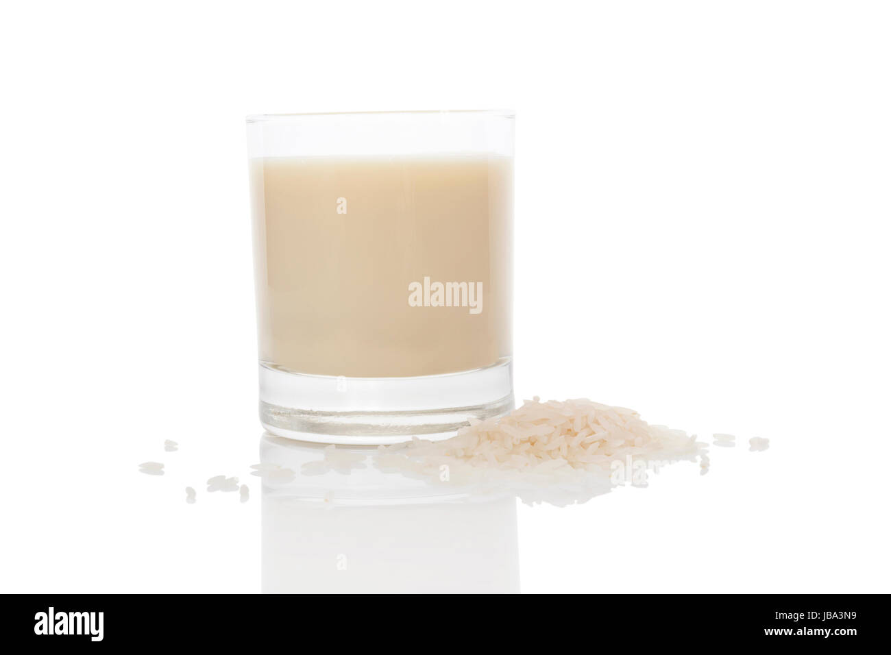 Reismilch in Glas isoliert auf weißem Hintergrund. Vegane und vegetarische Milch-Konzept. Stockfoto