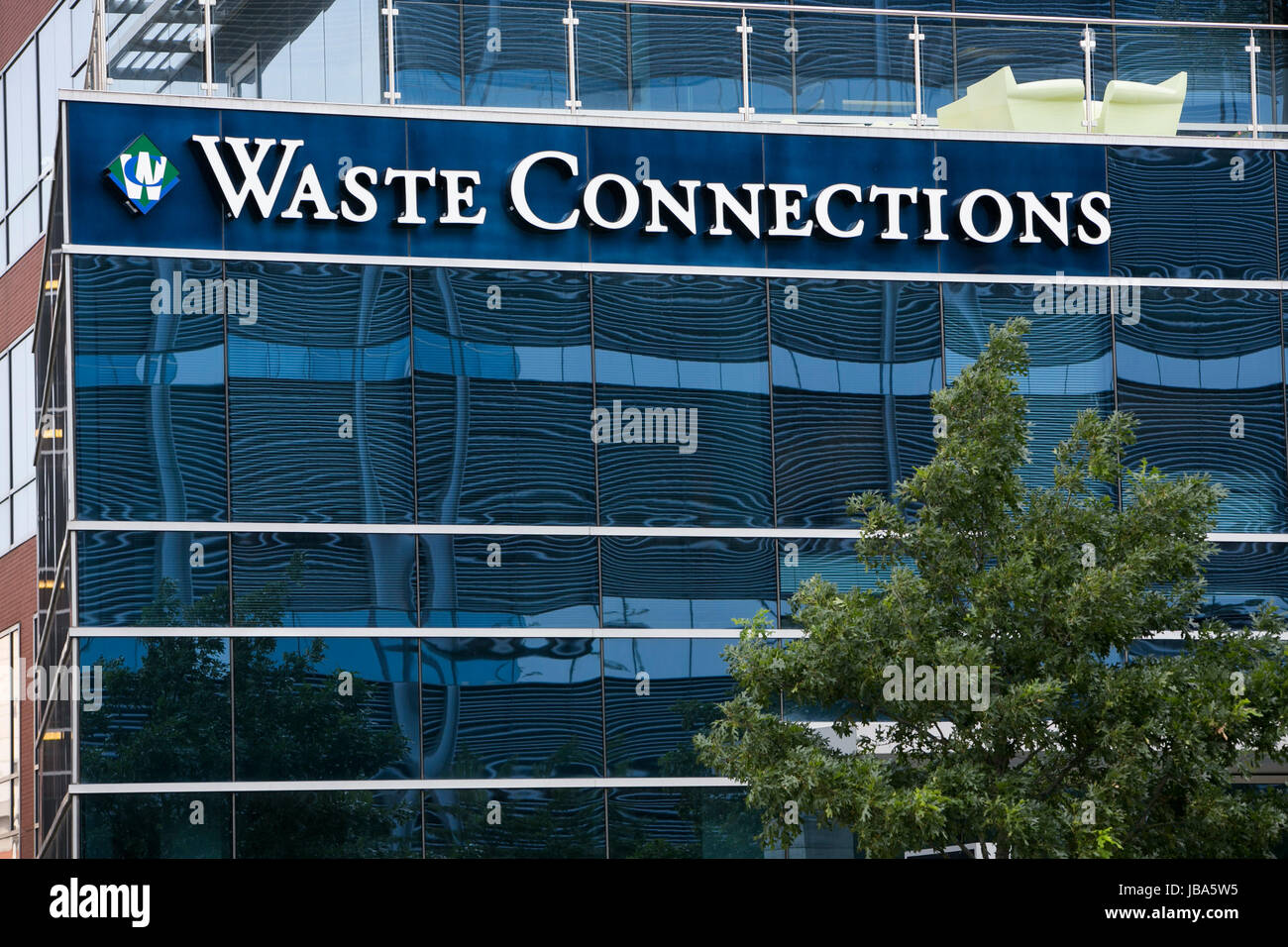 Ein Logo-Zeichen außerhalb einer Einrichtung besetzt durch Abfälle Verbindungen, Inc. in The Woodlands, Texas, am 28. Mai 2017. Stockfoto