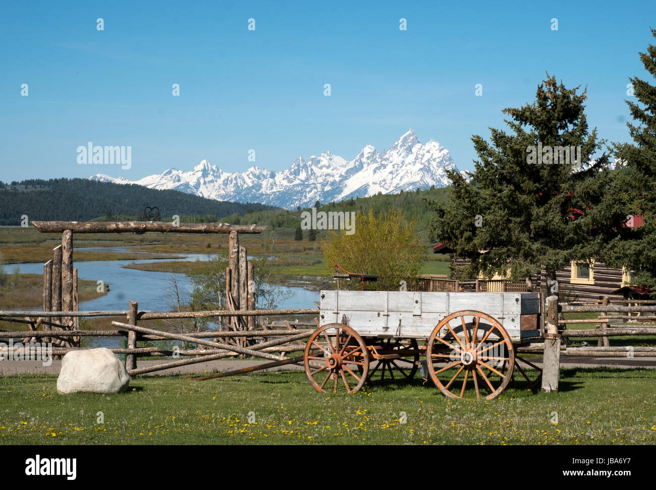 Die schneebedeckte Teton Bergkette hinter dem Herzen Six Ranch im Buffalo-Tal, Wyoming, Vereinigte Staaten von Amerika. Stockfoto