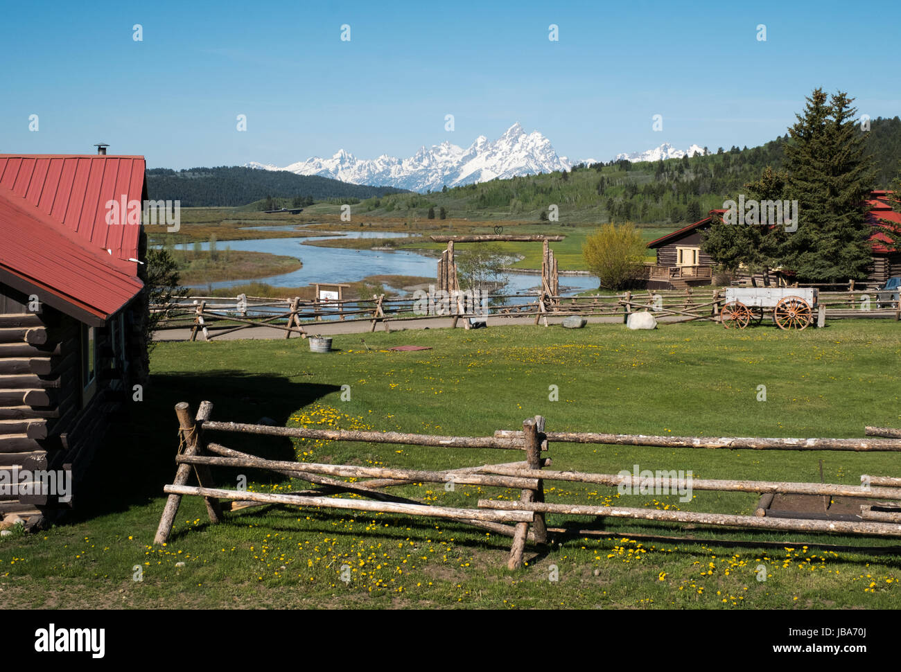 Die schneebedeckte Teton Bergkette hinter dem Herzen Six Ranch im Buffalo-Tal, Wyoming, Vereinigte Staaten von Amerika. Stockfoto