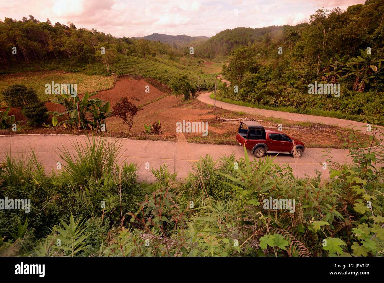 Sterben Sie Bergstraße Vom Dorf Mae Hong Son Nach Mae Aw Im Norden von Thailand in Suedostasien. Stockfoto