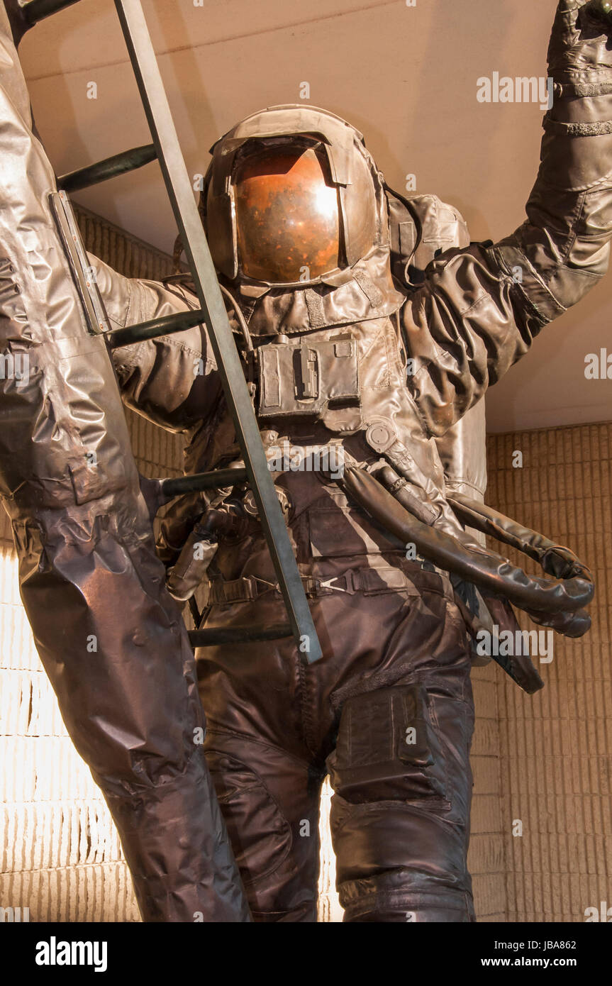 Bronzestatue von Astronaut Eugene Cernan zu Fuß auf den Mond, Kansas Cosmosphere and Space Center, Hutchinson, Kansas. Stockfoto