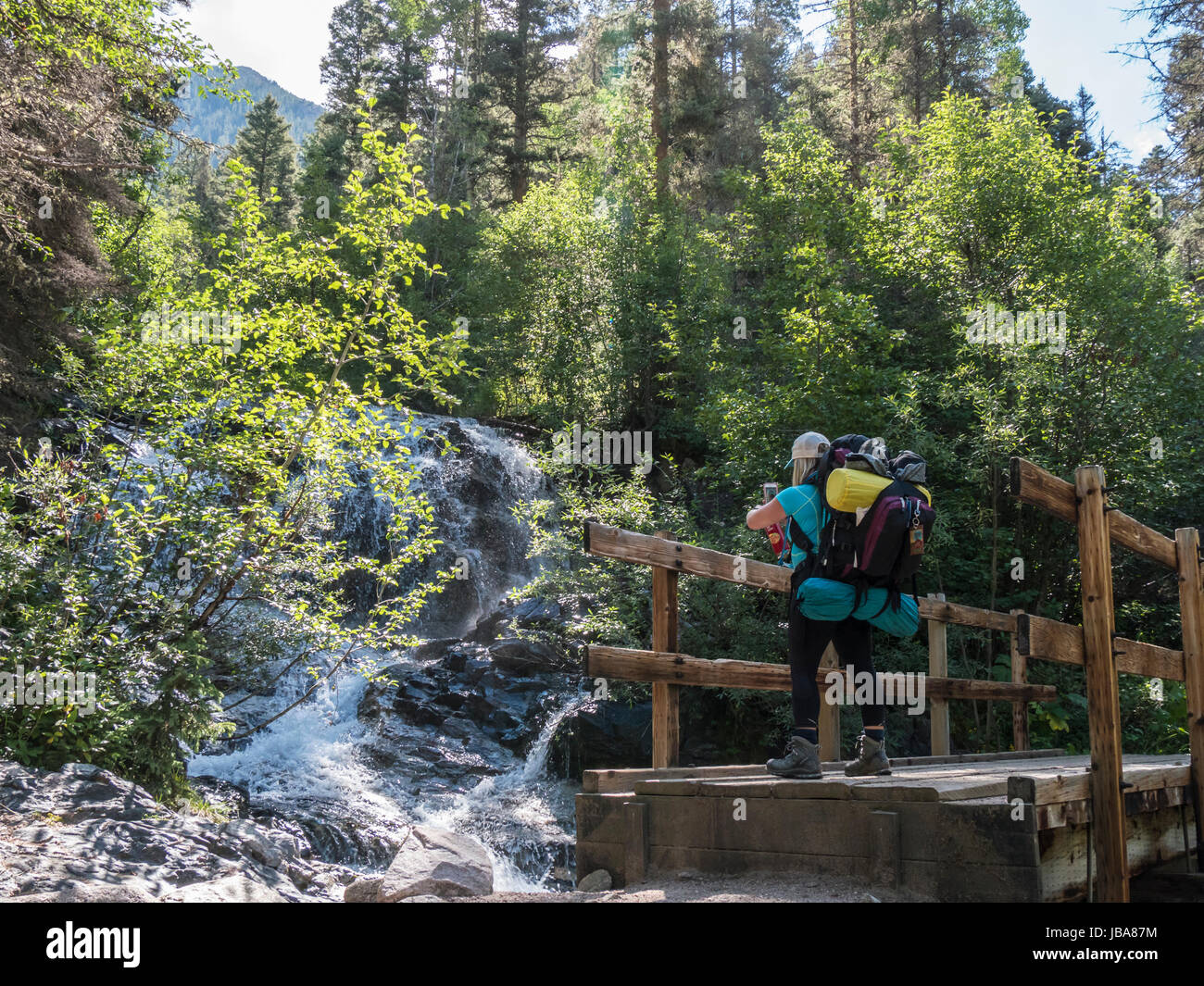 Backpacker bewundert New York Creek Wasserfall, Nadel Creek Trail, Chicago-Becken, Weminuche Wilderness Area, San Juan National Forest zwischen Durango ein Stockfoto