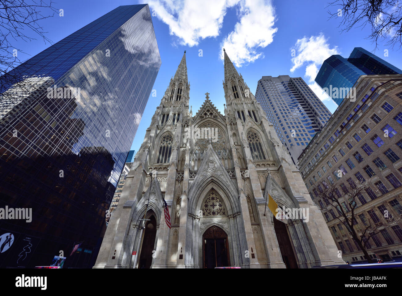 St. Patricks Cathedral / frontales Bild Earl Morgen der St. Patricks Kathedrale mit Wolken über Türme; Gegensatz zu Neubauten Stockfoto