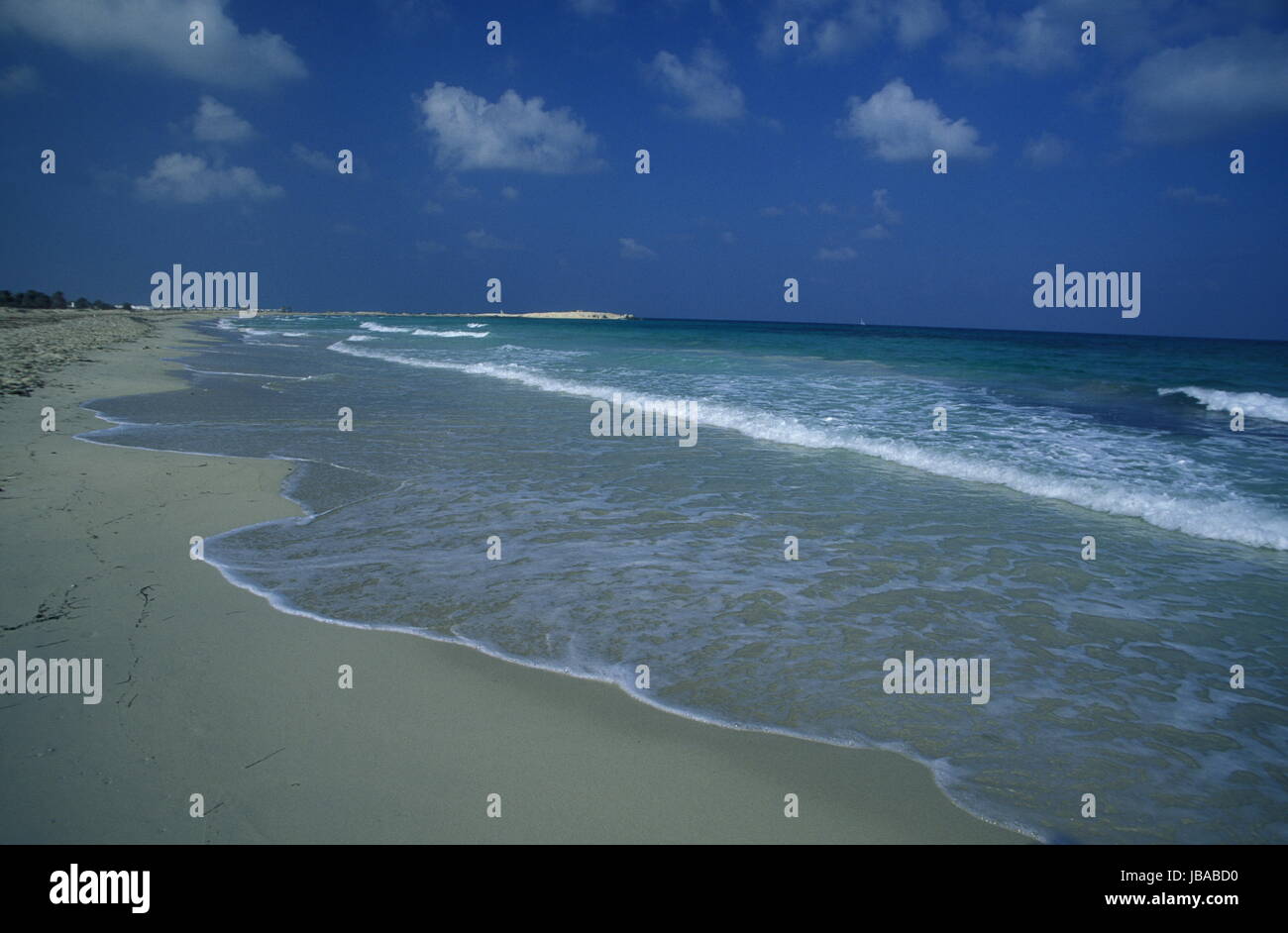 Ein Sandstrand Auf der Insel Jierba Im Sueden von Tunesien in Nordafrika. Stockfoto
