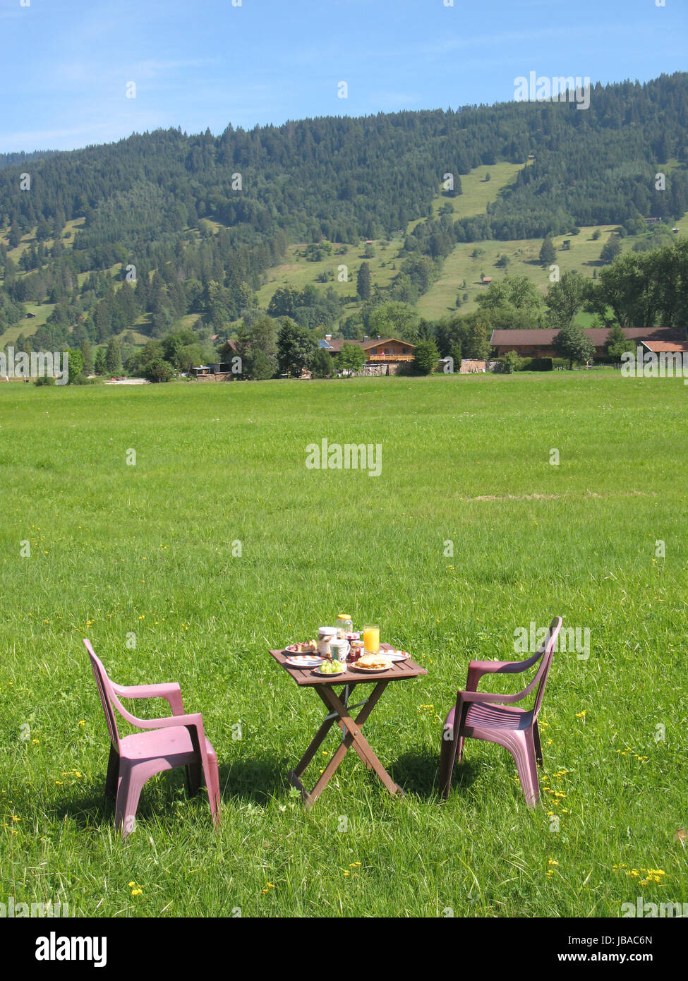 Frühstückstisch Vor Aufacker, Ammergauer Alpen, Oberbayern, Deutschland Stockfoto