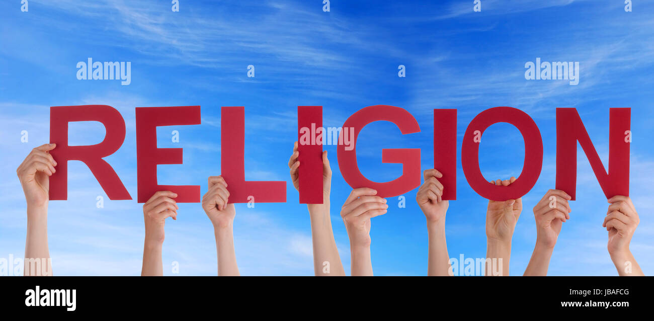 Hände halten das Wort Religion vor dem Himmel Stockfoto